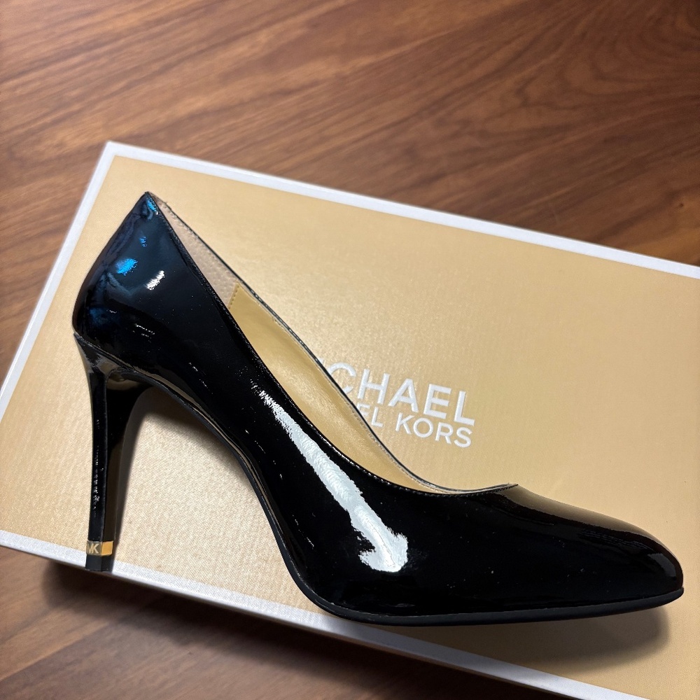 NWB Michael Kors black patent classic pumps - size 6.5